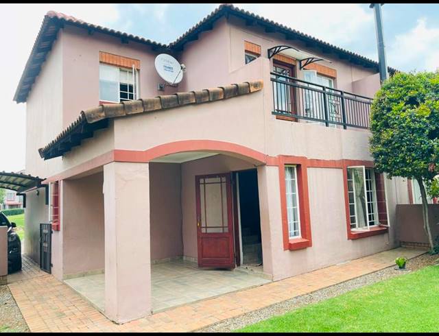 4 BEDROOM TOWNHOUSE FOR SALE IN CASTLEVIEW